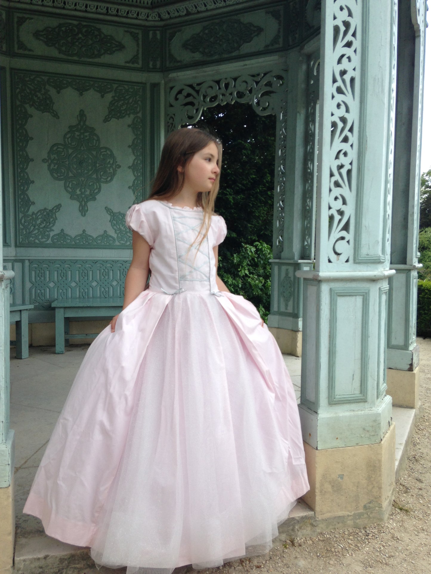 Robe de Princesse Fille Rose Poudré – Coton Haut de Gamme et Tulle Pailleté Argent - Costume Fait Main à Paris