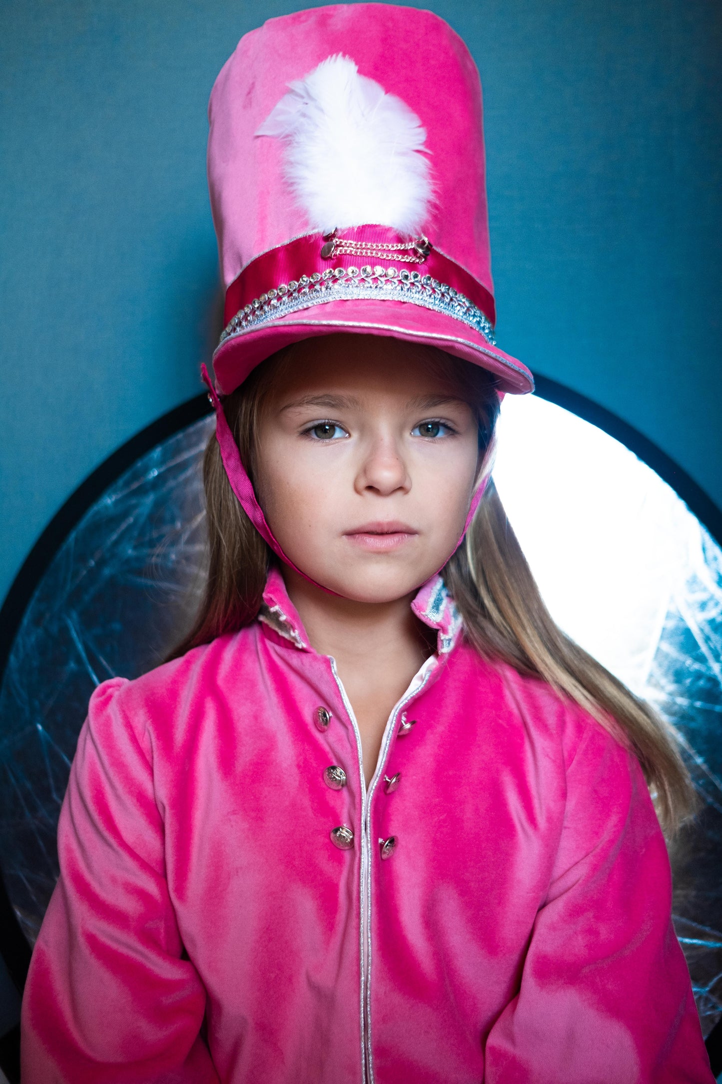 Chapeau de Casse-Noisette en velours rose fuchsia avec plumes blanches – Doublure satin rose pâle – Enfant ou adulte