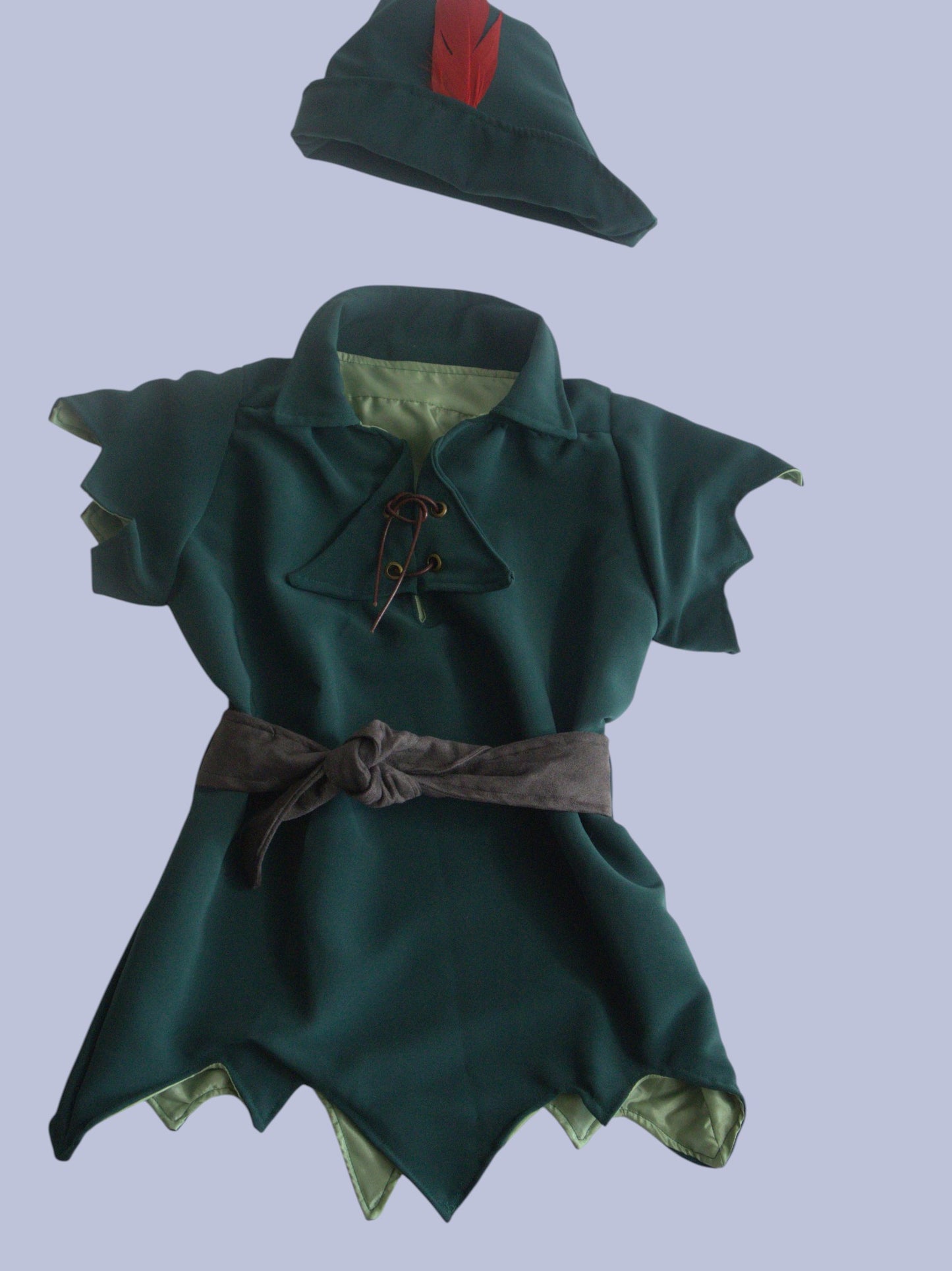 Déguisement Peter Pan fait main – Tunique doublée, ceinture effet daim, chapeau avec plume rouge – Enfant et adulte