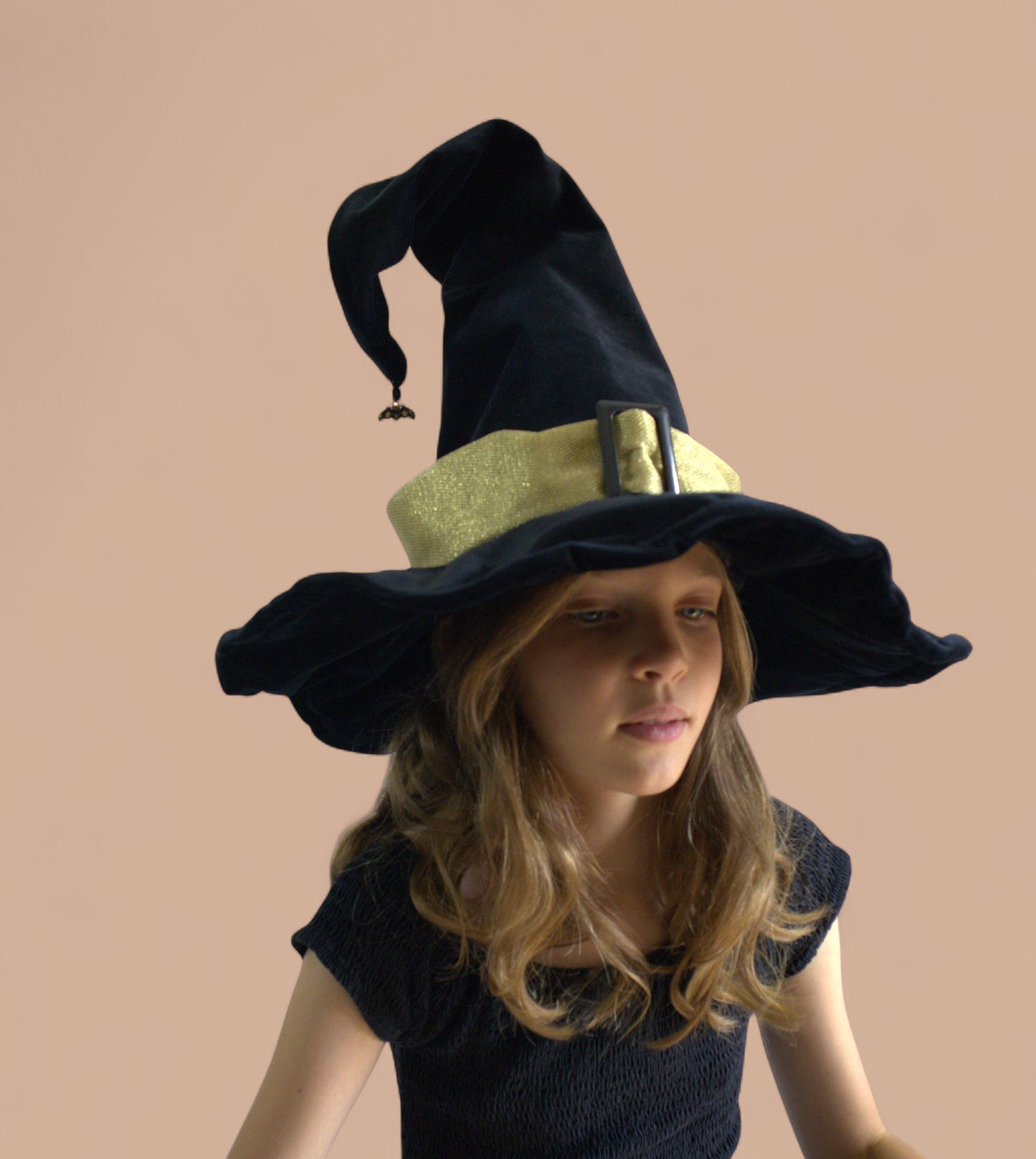 Chapeau de sorcière en velours noir et tulle doré – Perles noires et breloque chauve-souris – Doublure satin ivoire – enfant et adulte