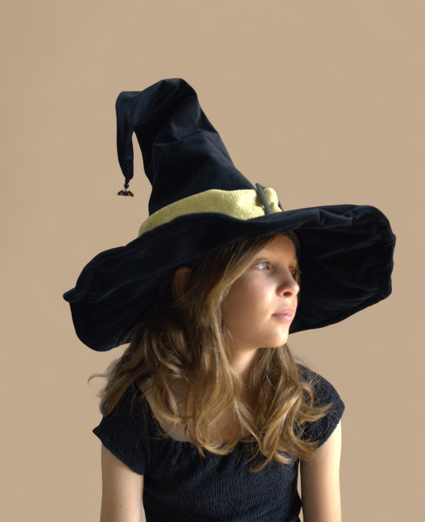 Chapeau de sorcière en velours noir et tulle doré – Perles noires et breloque chauve-souris – Doublure satin ivoire – enfant et adulte