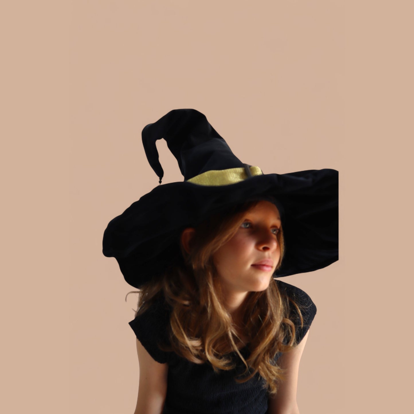 Chapeau de sorcière en velours noir et tulle doré – Perles noires et breloque chauve-souris – Doublure satin ivoire – enfant et adulte