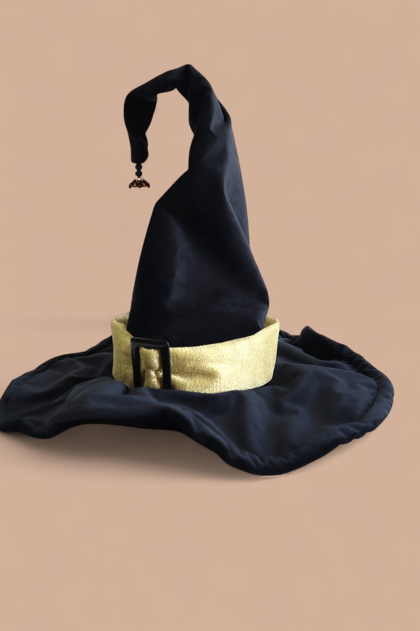 Chapeau de sorcière en velours noir et tulle doré – Perles noires et breloque chauve-souris – Doublure satin ivoire – enfant et adulte