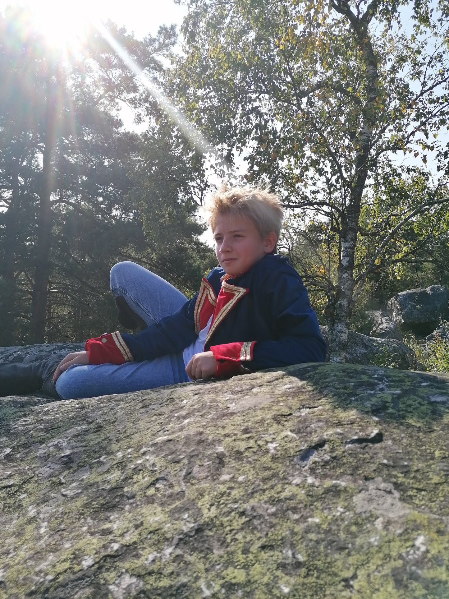 Manteau Petit Prince Saint-Exupéry – Velours Bleu et Rouge, Satin Rouge, Boutons Étoiles – Costume Cosplay, Déguisement Enfant ou Adulte