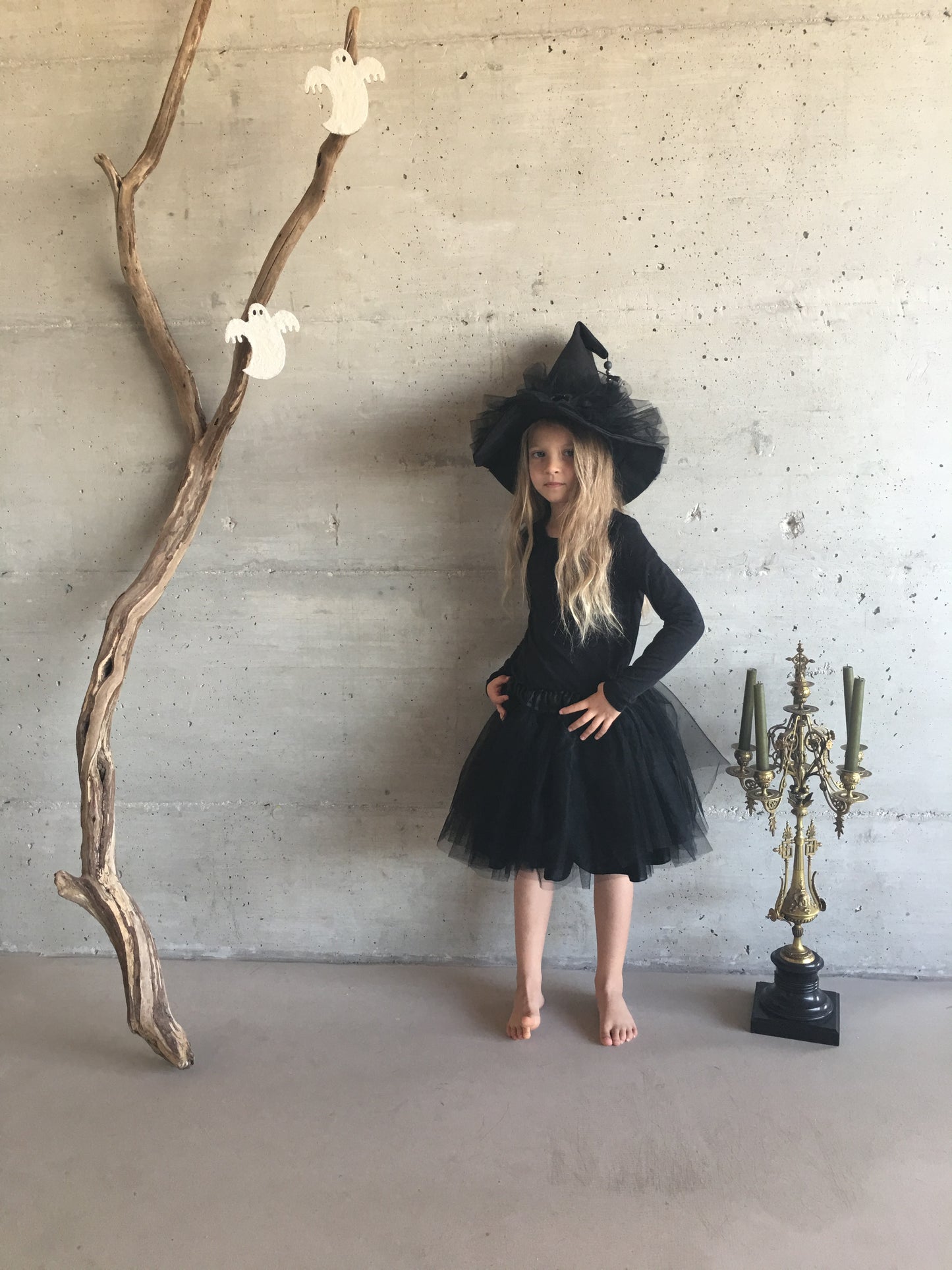 Chapeau de sorcière noir en taffetas et tulle, mini balai argenté, pompon, perles, taille enfant ou adulte, accessoire Halloween chic