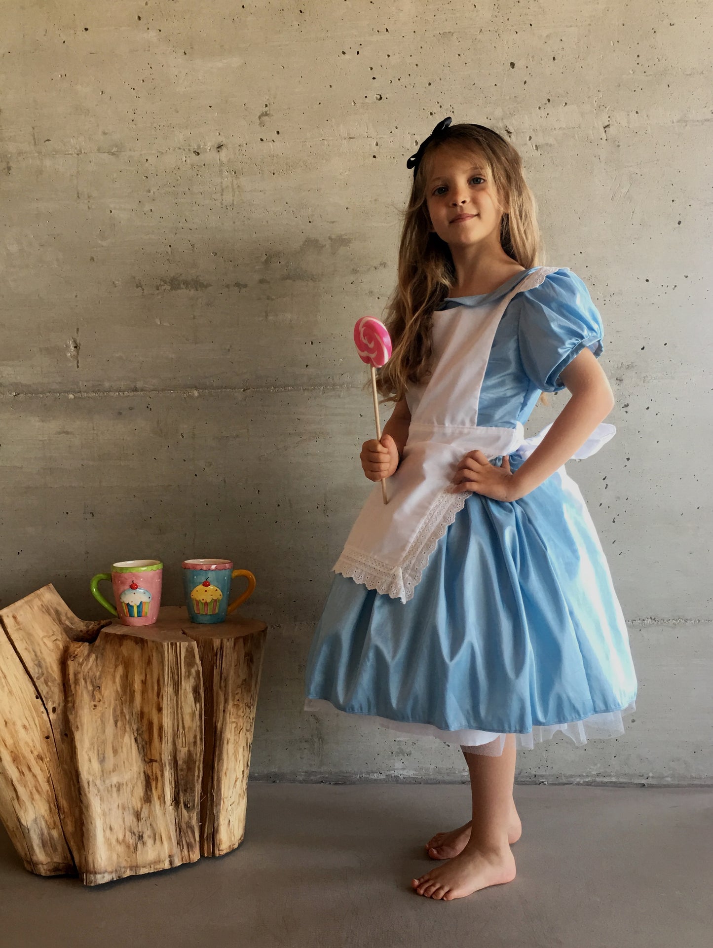 Robe Alice au Pays des Merveilles fille - Taffetas bleu et coton blanc, costume de luxe avec tablier et serre-tête