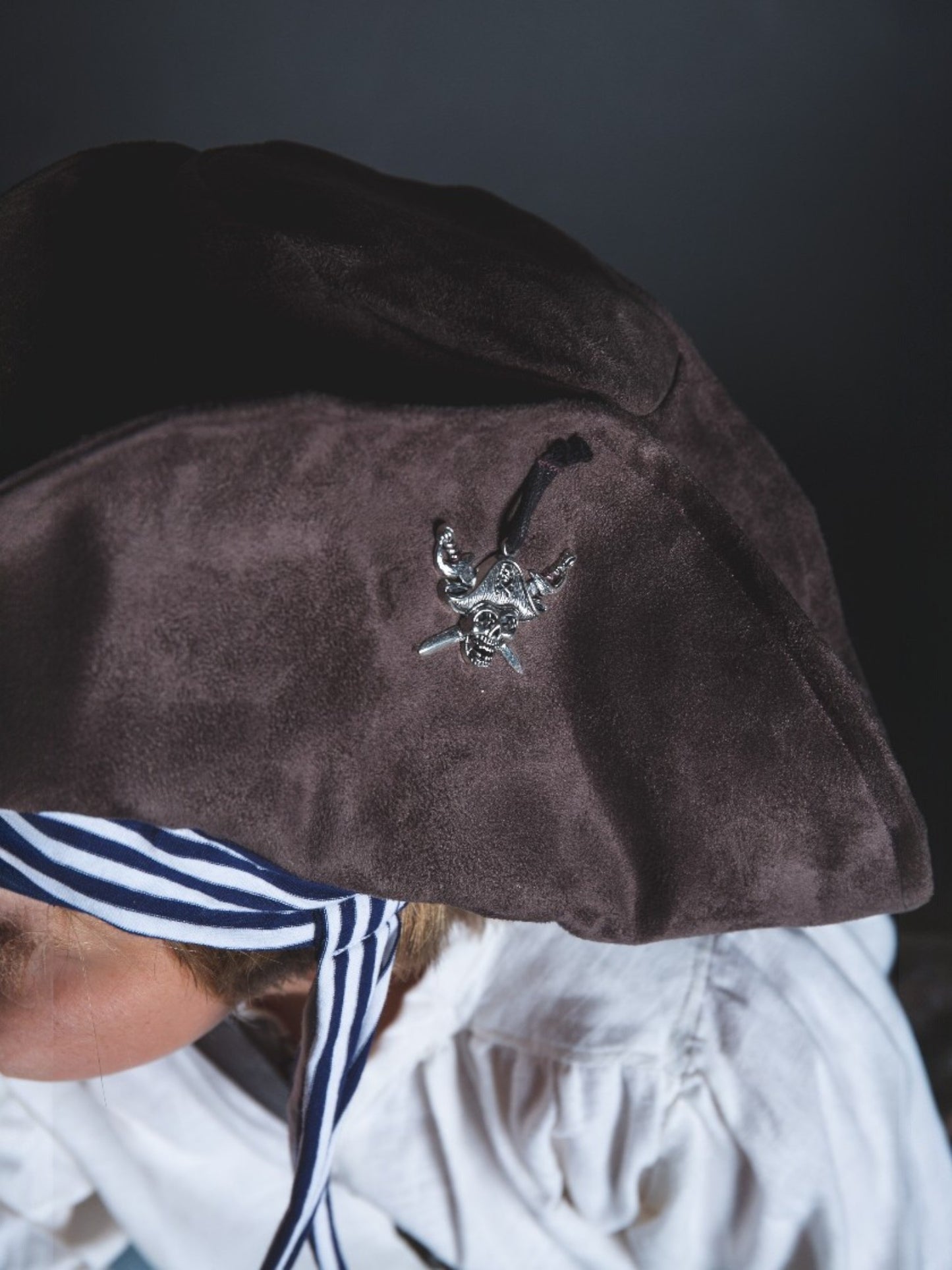 Tricorne de pirate en suédine et tissu marinière – Chapeau déguisement pirate fait main – Taille enfant ou adulte