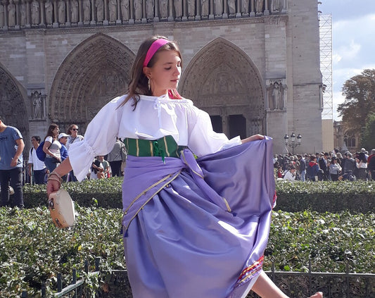 Déguisement Esmeralda enfant et adulte – Costume gitane Disney, jupe satin mauve, tunique blanche, serre-taille vert, foulard bohème