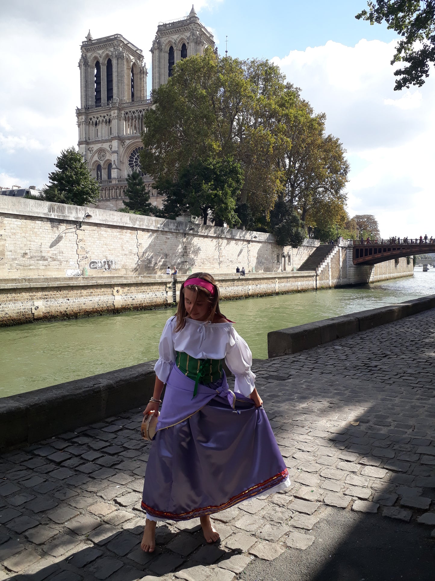 Déguisement Esmeralda enfant et adulte – Costume gitane Disney, jupe satin mauve, tunique blanche, serre-taille vert, foulard bohème