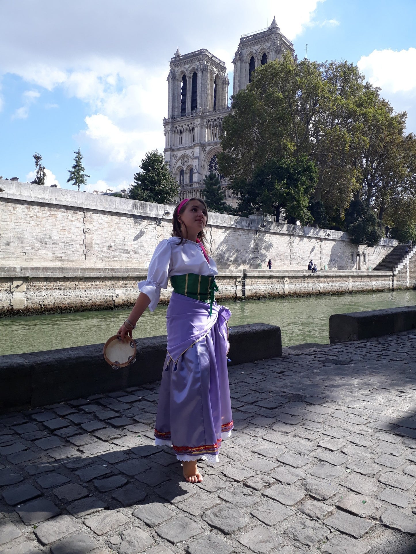 Déguisement Esmeralda enfant et adulte – Costume gitane Disney, jupe satin mauve, tunique blanche, serre-taille vert, foulard bohème