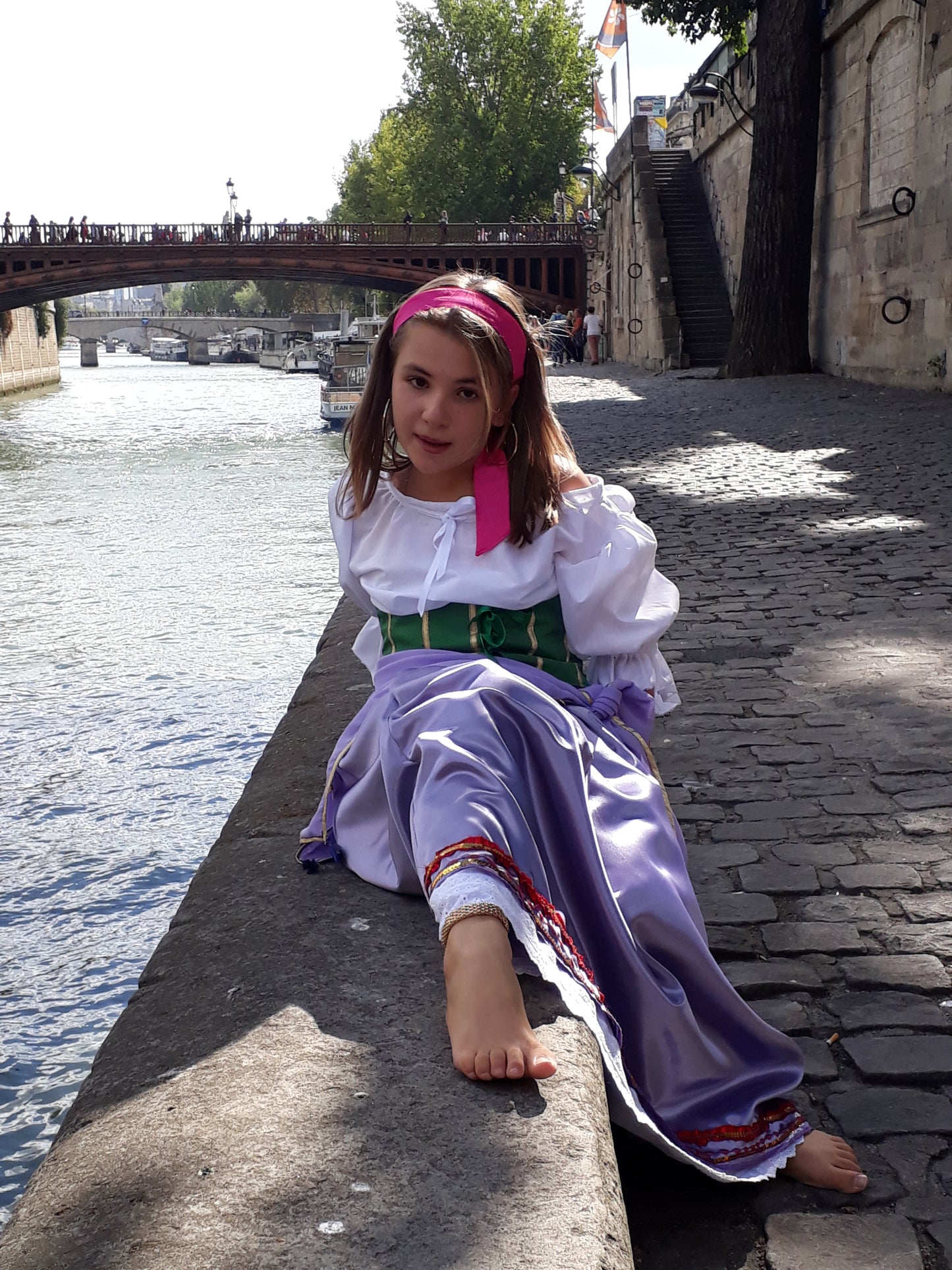 Déguisement Esmeralda enfant et adulte – Costume gitane Disney, jupe satin mauve, tunique blanche, serre-taille vert, foulard bohème