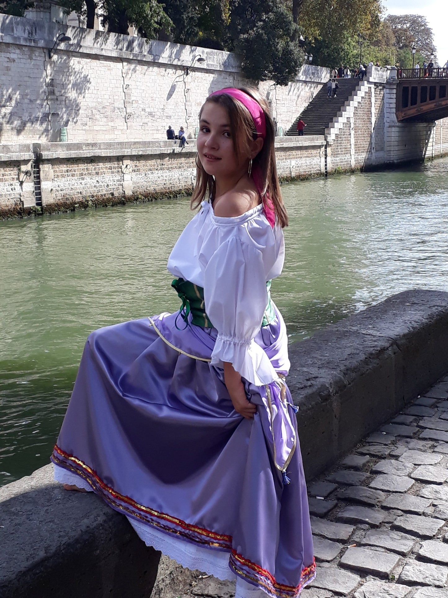 Déguisement Esmeralda enfant et adulte – Costume gitane Disney, jupe satin mauve, tunique blanche, serre-taille vert, foulard bohème