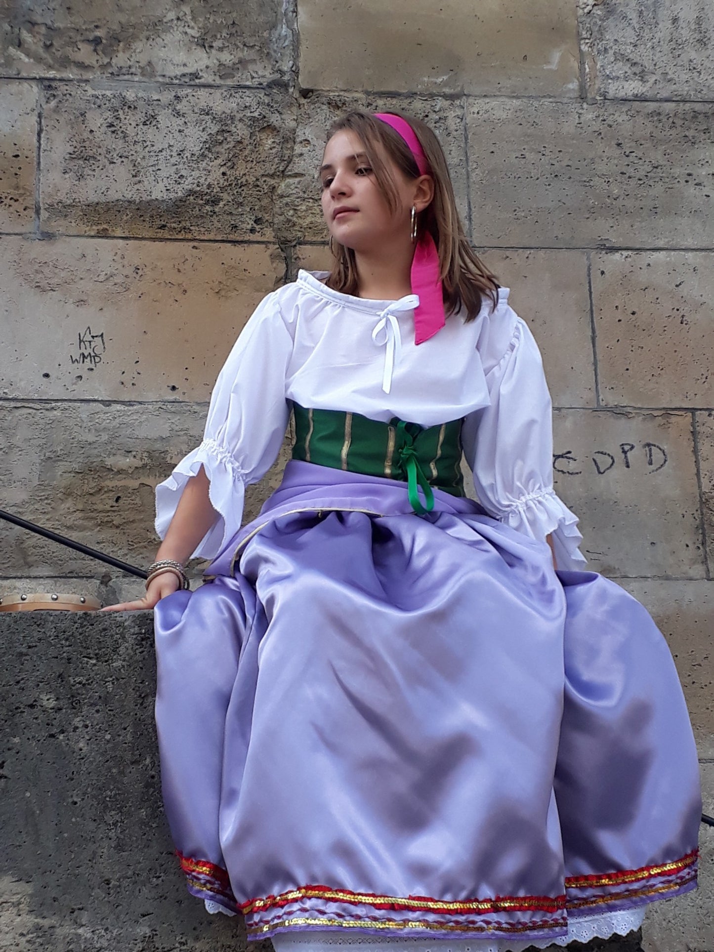 Déguisement Esmeralda enfant et adulte – Costume gitane Disney, jupe satin mauve, tunique blanche, serre-taille vert, foulard bohème
