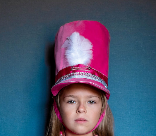 Chapeau de Casse-Noisette en velours rose fuchsia avec plumes blanches – Doublure satin rose pâle – Enfant ou adulte