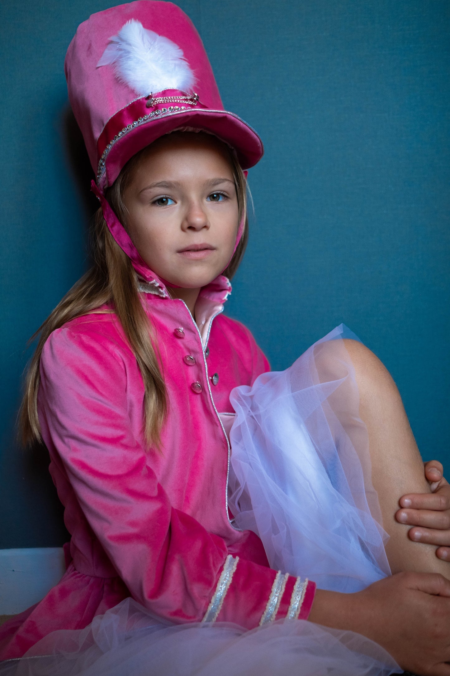 Chapeau de Casse-Noisette en velours rose fuchsia avec plumes blanches – Doublure satin rose pâle – Enfant ou adulte