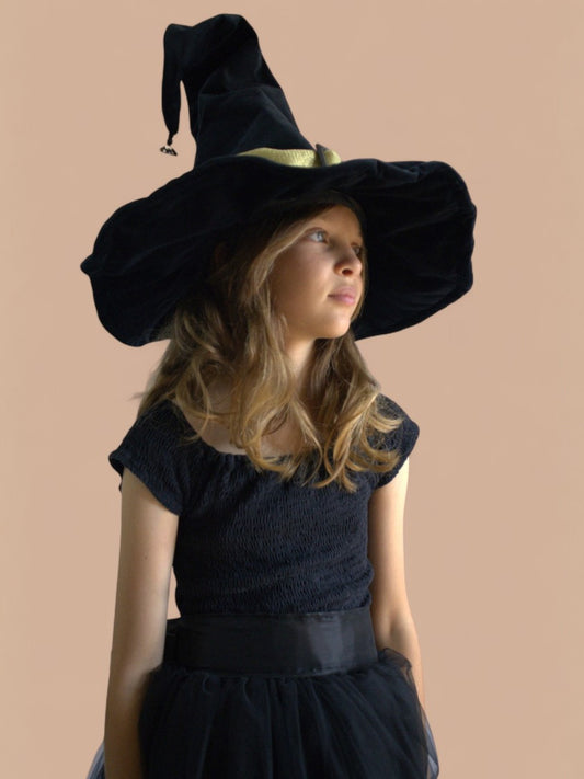 Chapeau de sorcière en velours noir et tulle doré – Perles noires et breloque chauve-souris – Doublure satin ivoire – enfant et adulte