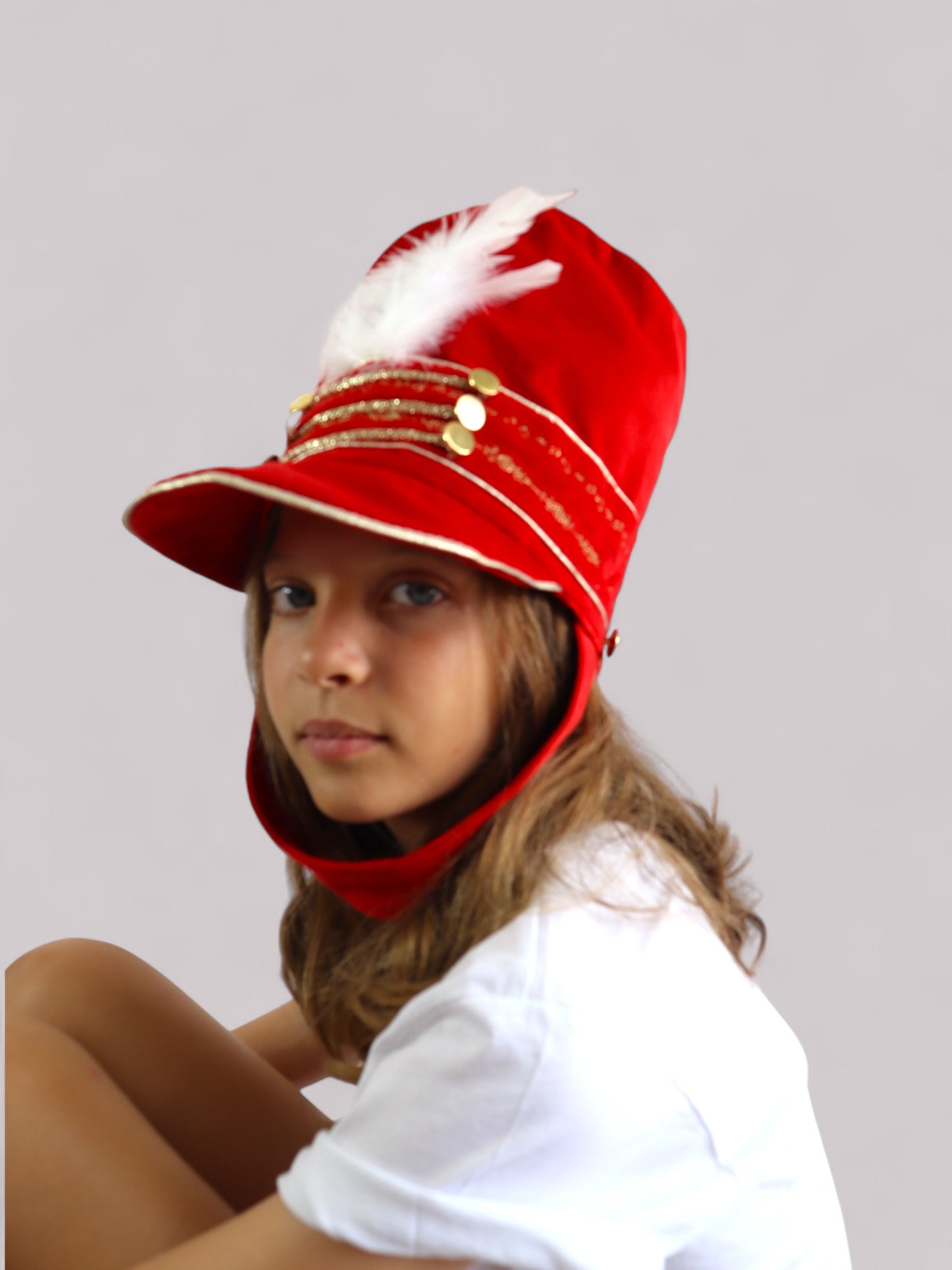 Chapeau Casse-Noisette en velours rouge – Plumes blanches, broderies or, doublure satin – Enfant et adulte