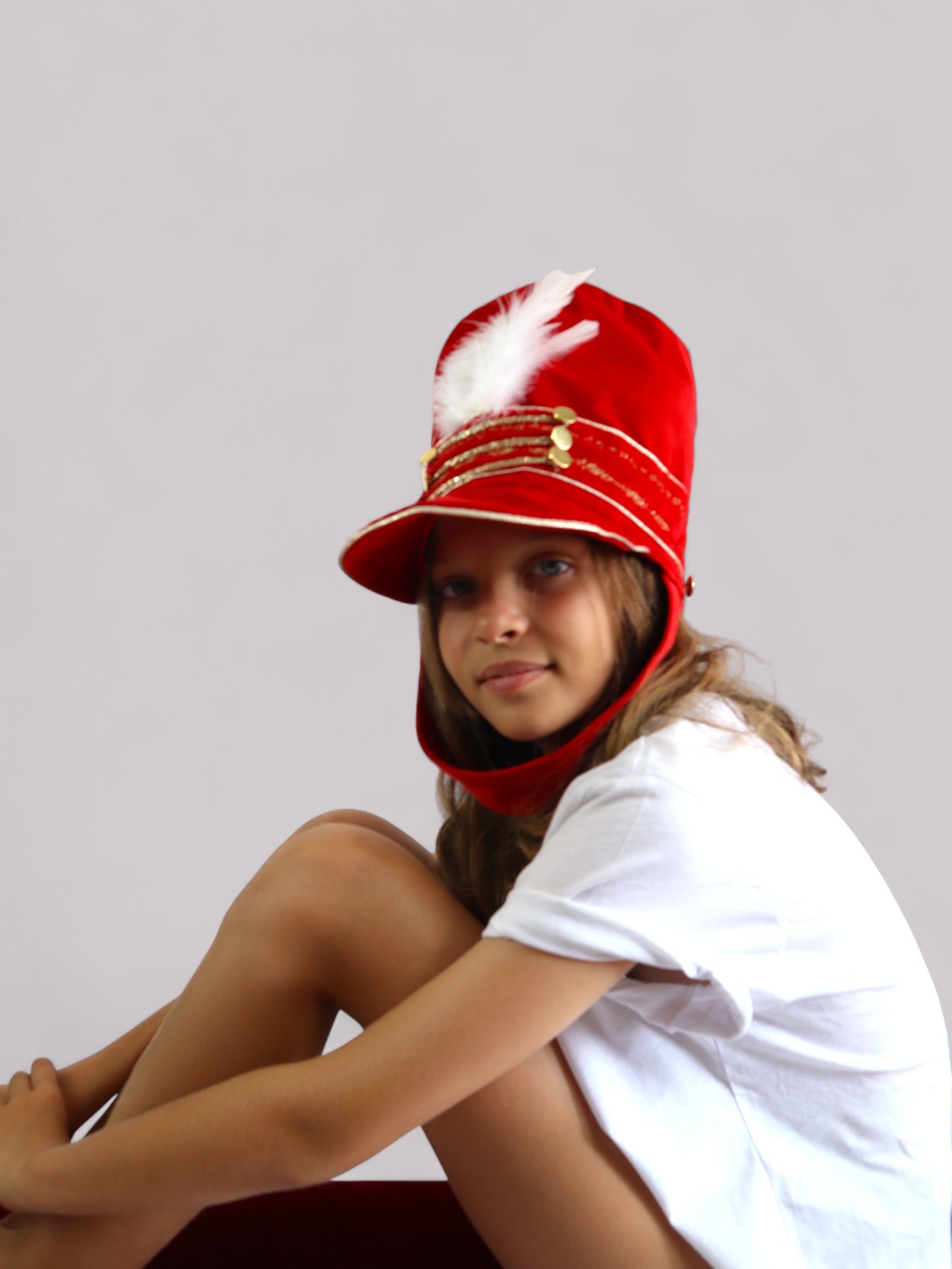 Chapeau Casse-Noisette en velours rouge – Plumes blanches, broderies or, doublure satin – Enfant et adulte