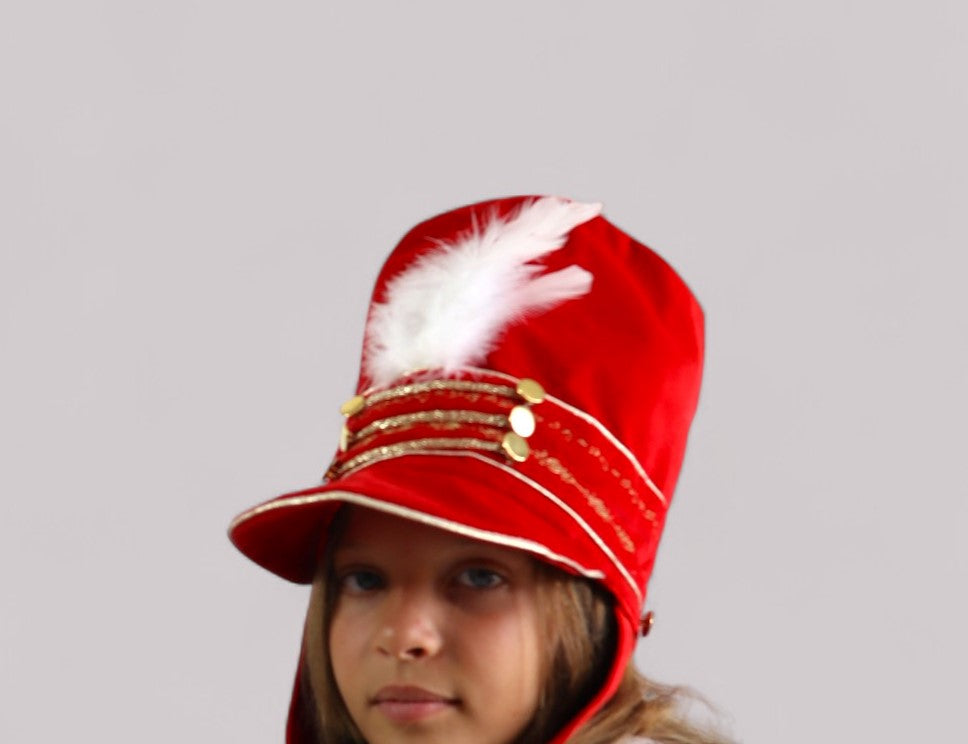 Chapeau Casse-Noisette en velours rouge – Plumes blanches, broderies or, doublure satin – Enfant et adulte