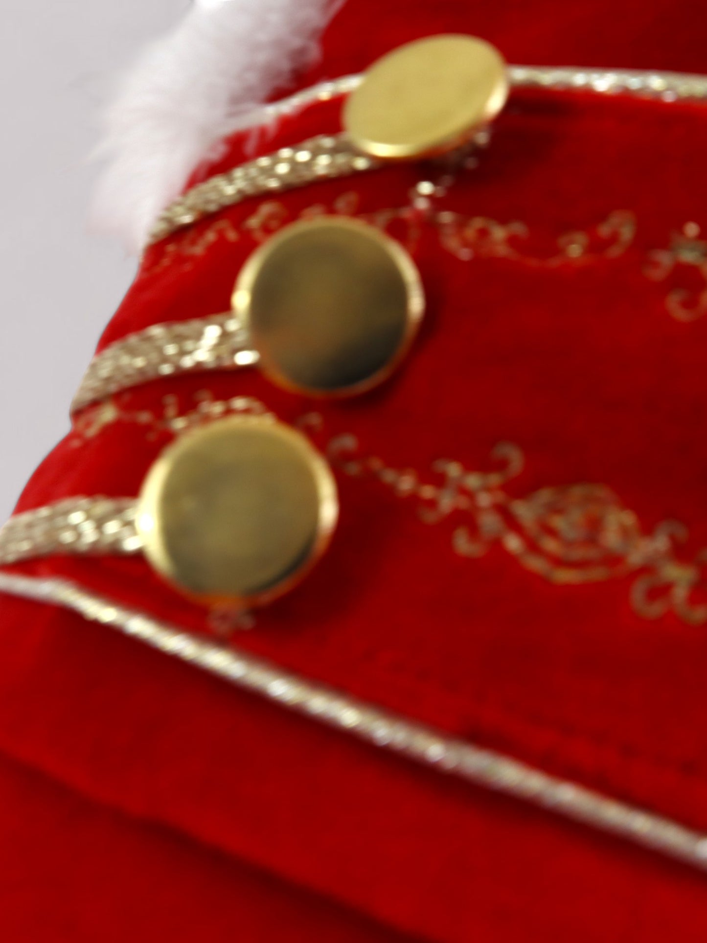 Chapeau Casse-Noisette en velours rouge – Plumes blanches, broderies or, doublure satin – Enfant et adulte