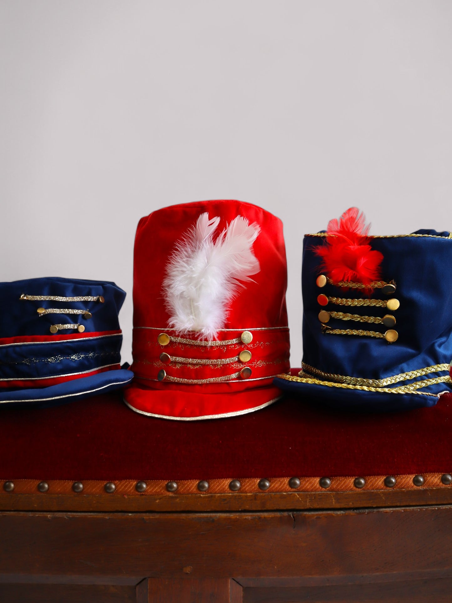 Chapeau Casse-Noisette en velours rouge – Plumes blanches, broderies or, doublure satin – Enfant et adulte