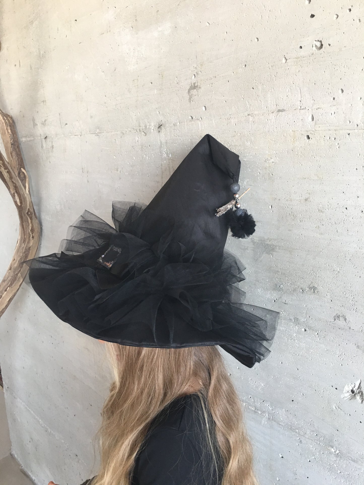 Chapeau de sorcière noir en taffetas et tulle, mini balai argenté, pompon, perles, taille enfant ou adulte, accessoire Halloween chic