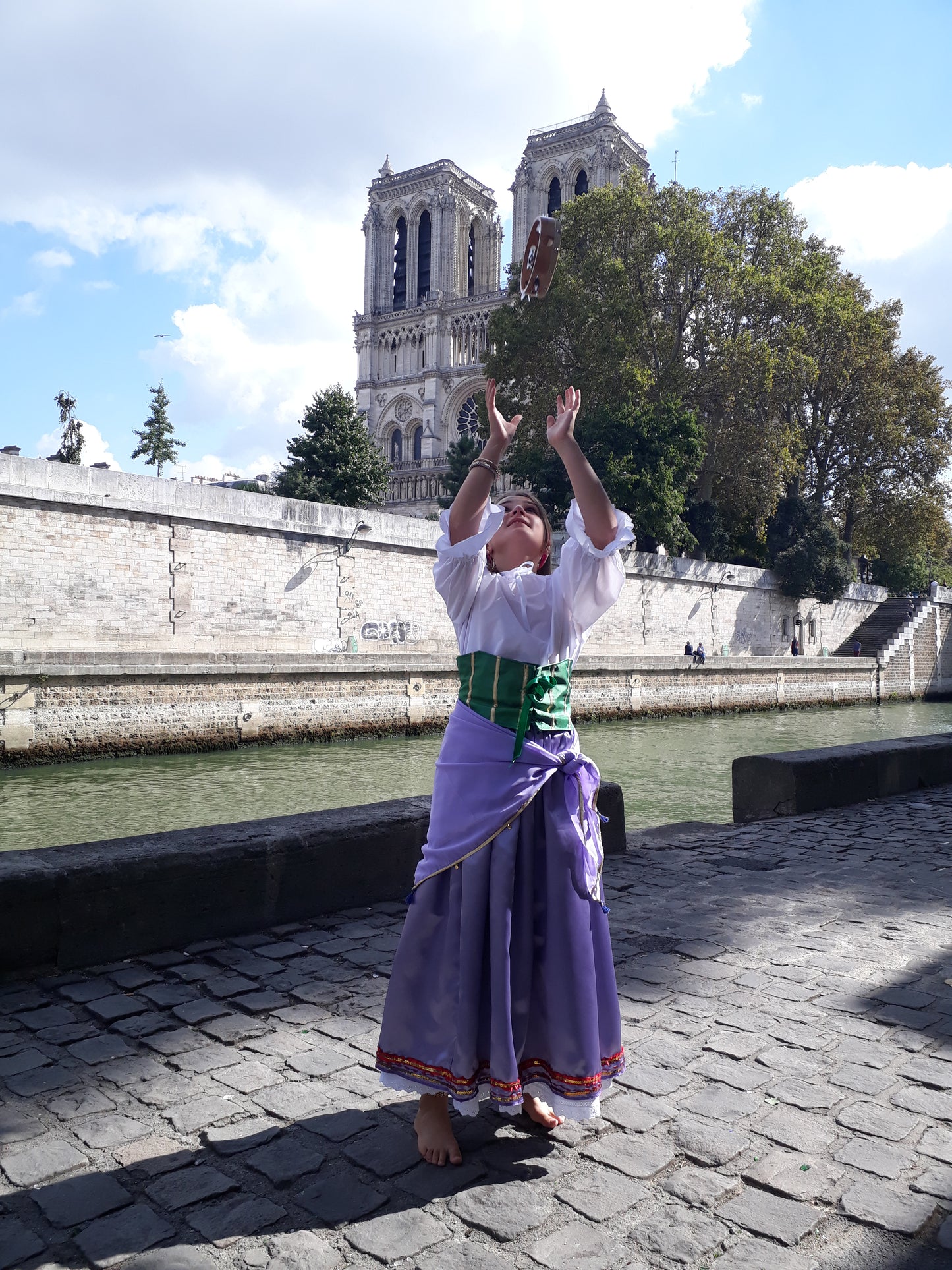 Déguisement Esmeralda enfant et adulte – Costume gitane Disney, jupe satin mauve, tunique blanche, serre-taille vert, foulard bohème