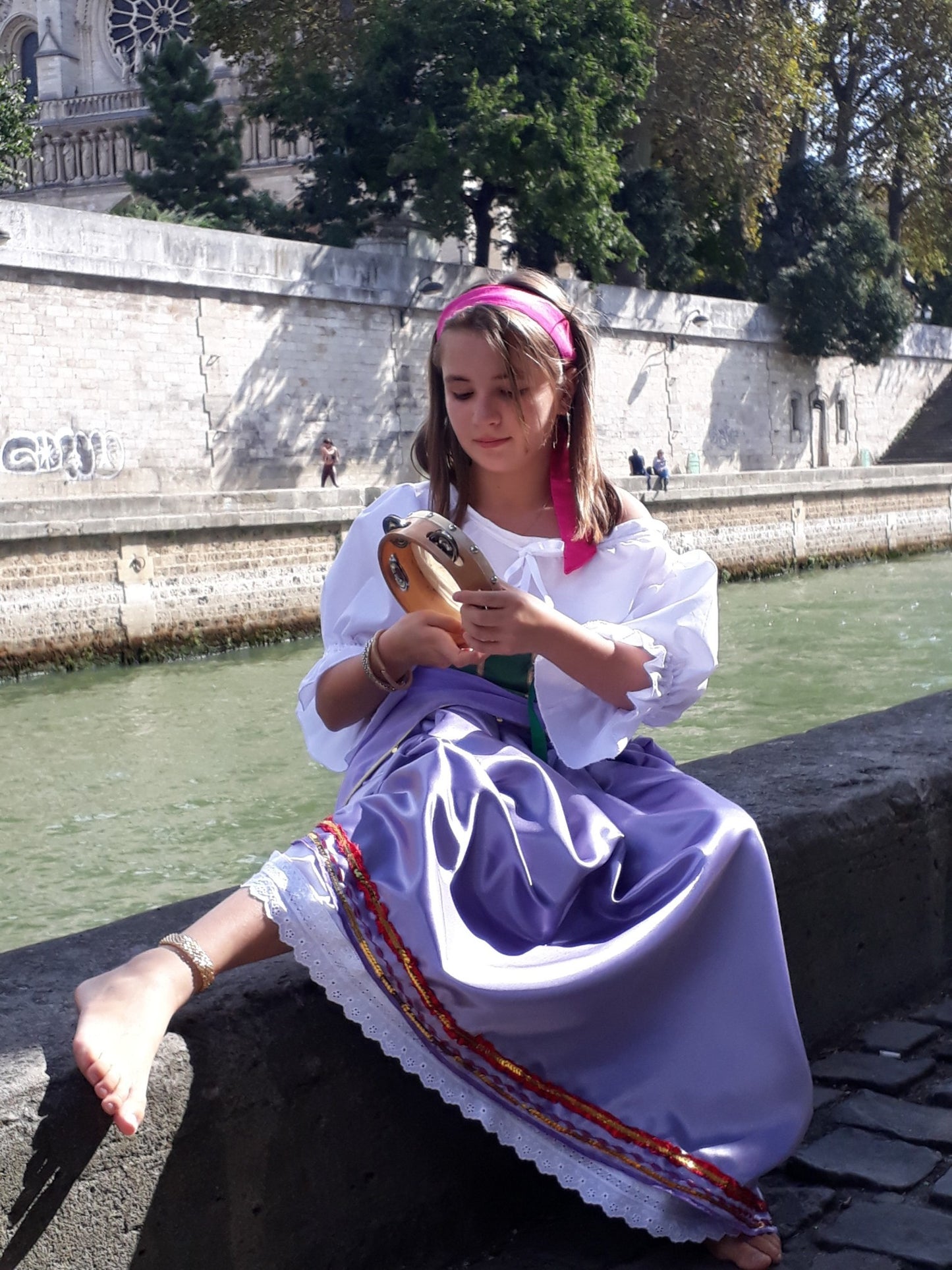 Déguisement Esmeralda enfant et adulte – Costume gitane Disney, jupe satin mauve, tunique blanche, serre-taille vert, foulard bohème