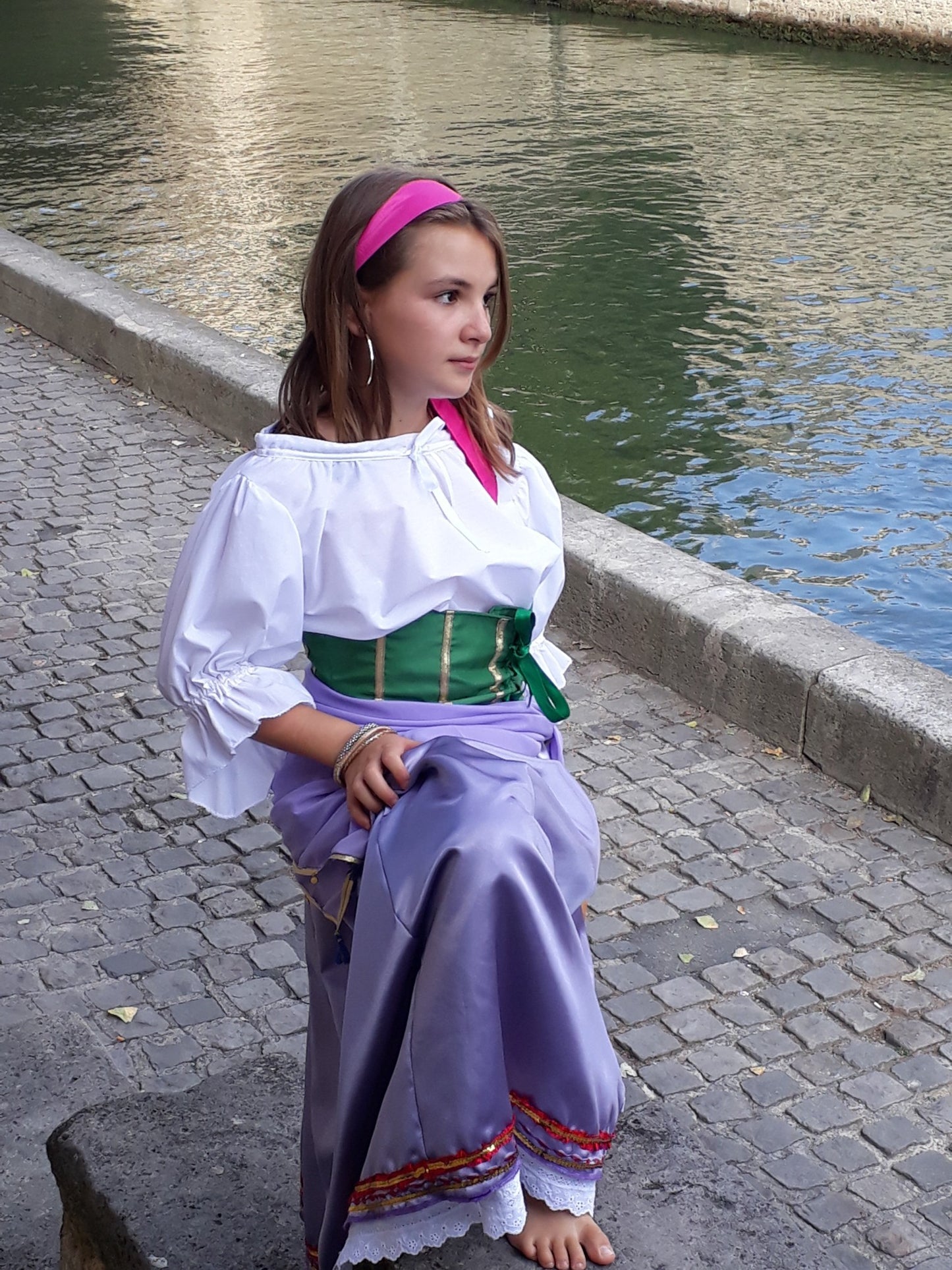 Déguisement Esmeralda enfant et adulte – Costume gitane Disney, jupe satin mauve, tunique blanche, serre-taille vert, foulard bohème