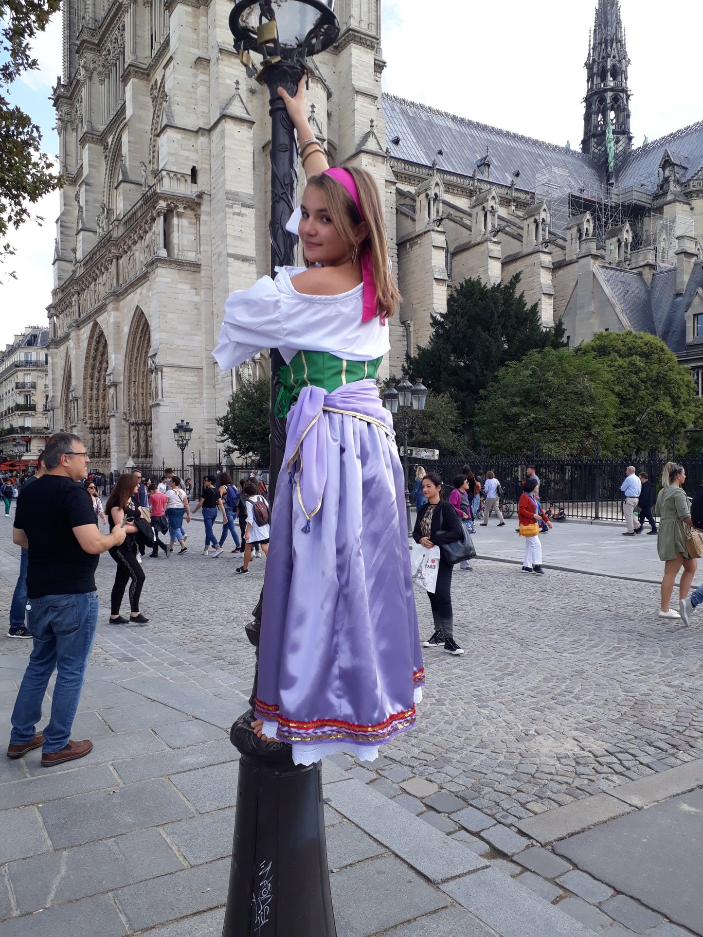 Déguisement Esmeralda enfant et adulte – Costume gitane Disney, jupe satin mauve, tunique blanche, serre-taille vert, foulard bohème