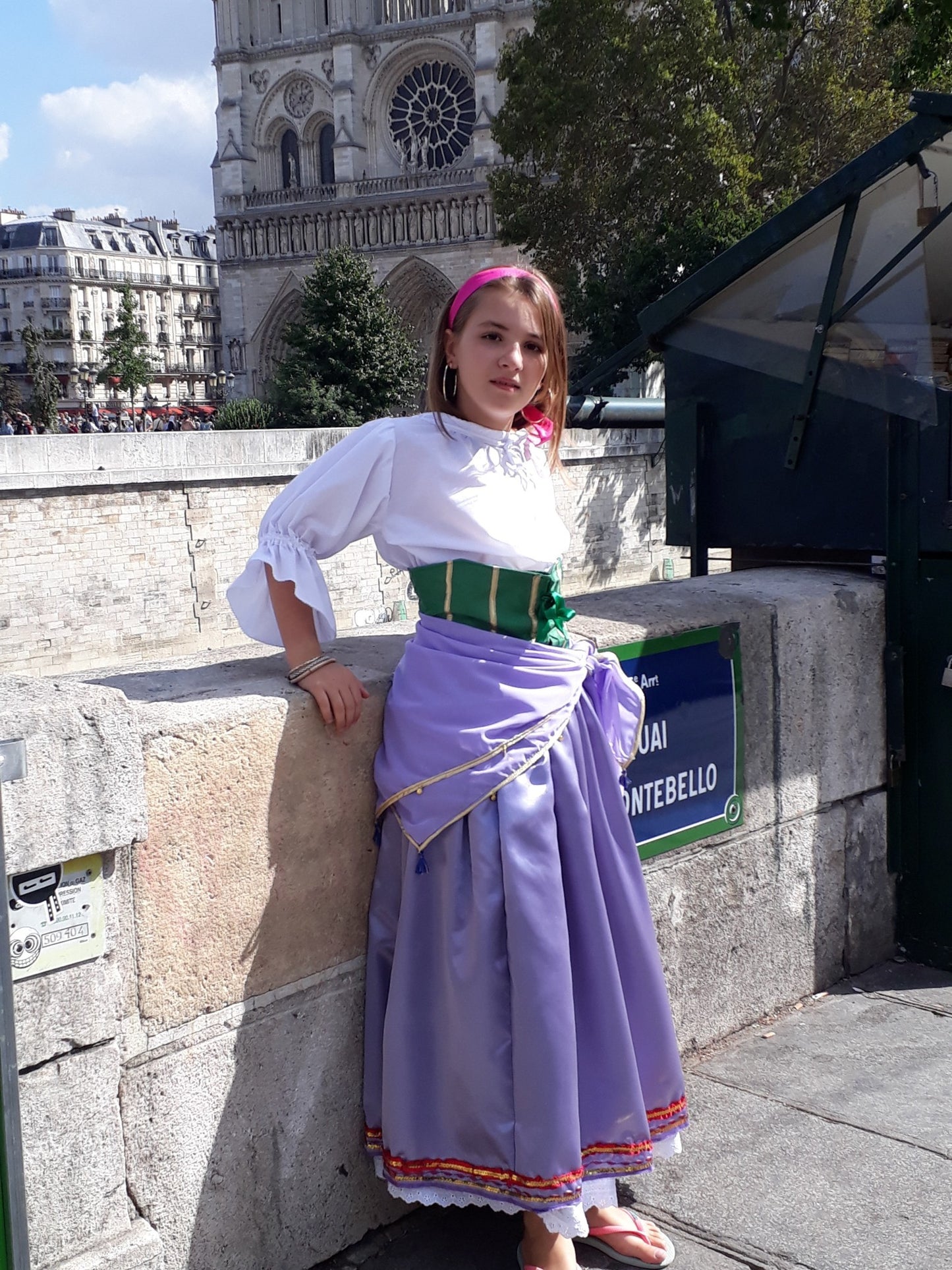 Déguisement Esmeralda enfant et adulte – Costume gitane Disney, jupe satin mauve, tunique blanche, serre-taille vert, foulard bohème